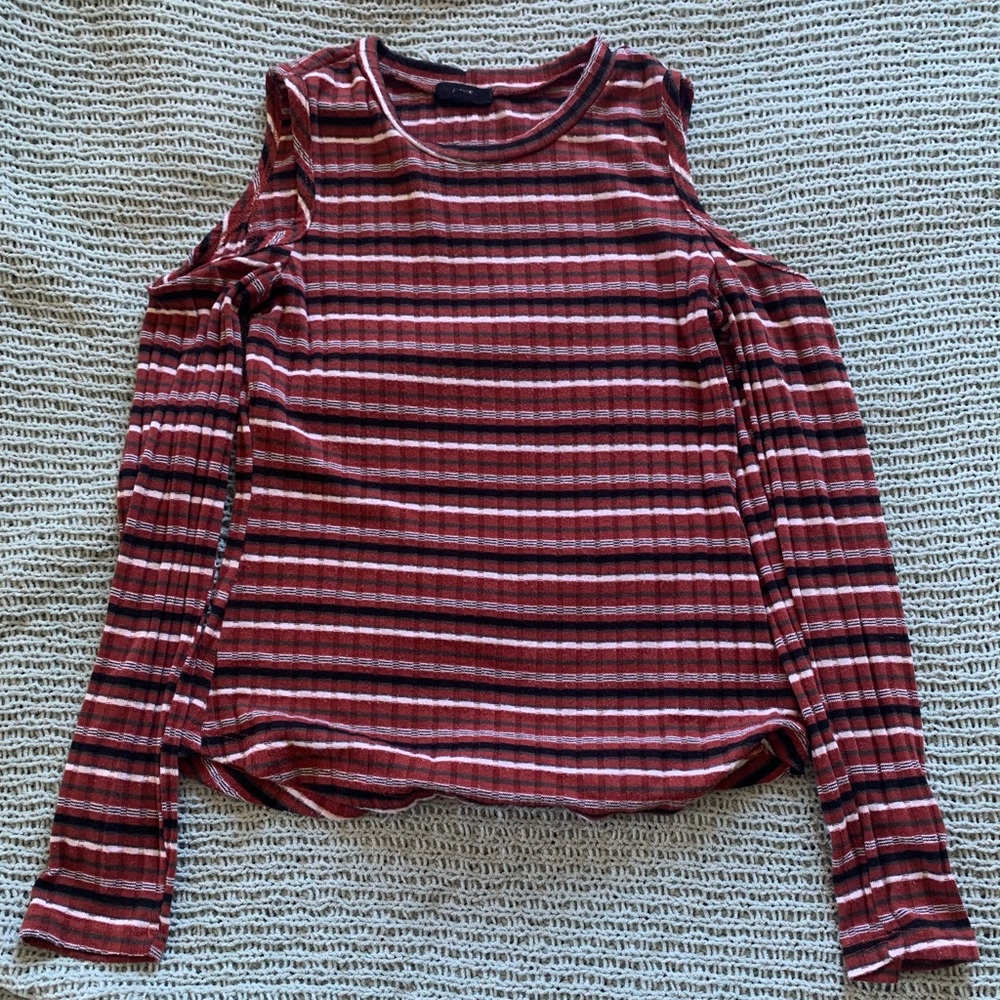 Striped, cropped shoulder, long sleeve.